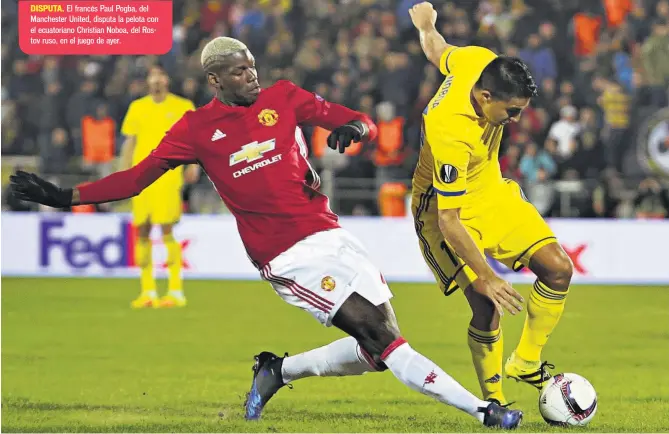  ??  ?? DISPUTA. El francés Paul Pogba, del Manchester United, disputa la pelota con el ecuatorian­o Christian Noboa, del Rostov ruso, en el juego de ayer.