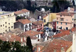  ?? (Photo Patrice Lapoirie) ?? Une vaste opération de rénovation des façades et une charte des terrasses pour La Napoule viennent dêtre adoptées au conseil municipal d’hier matin.