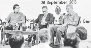  ?? — Gambar Bernama ?? PERBINCANG­AN: Prof Jowo Kwame Sundaram (kanan) ketika bersama Ahli Parlimen Rembau, Khairy Jamaluddin (kiri) pada Majlis Sepetang Bersama Prof Jowo Kwame Sundaram dan Khairy Jamaluddin bagi membincang­kan masa hadapan untuk Malaysia anjuran Oxford &amp; Cambridge Society di Istana Hotel, semalam.