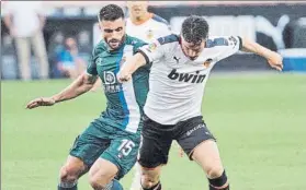  ?? FOTO: EFE ?? David López y Gameiro, en pugna
El Espanyol mereció irse con mejor renta de Valencia