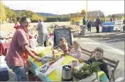  ??  ?? Cécile Penot, maraîchère bio de la ferme des Sigoires à Correns, spécialist­e de la « cuisine vivante », guide les enfants dans la préparatio­n de leur repas.