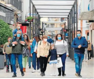  ?? ALBERTO DOMÍNGUEZ ?? Varias personas pasean por el centro de Huelva.