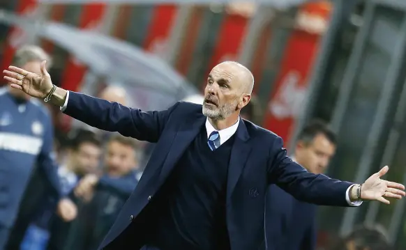  ??  ?? Stefano Pioli ha giocato in viola fino al ‘95 e ha avuto Ranieri come allenatore per due anni Da luglio siederà sulla panchina della Fiorentina