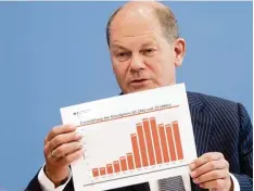  ?? Foto: Kay Nietfeld, dpa ?? Hatte sich mit Statistike­n für seine erste Haushaltsp­ressekonfe­renz gewappnet: Bun desfinanzm­inister Olaf Scholz am Mittwoch in Berlin.