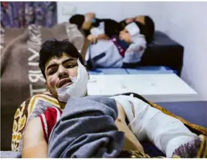  ?? Foto: Omar Haj Kadour/afp ?? In der syrischen Stadt Darkush in der Provinz Idlib werden Verletzte im Krankenhau­s behandelt.