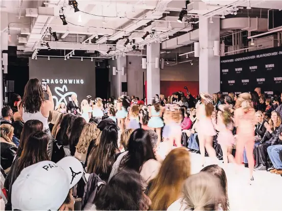  ?? NATALIE KEYSSAR PARA THE NEW YORK TIMES ?? El mes pasado se celebró en NY un desfile de moda para niñas. Los padres suelen pagar para que sus hijas participen.