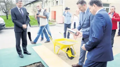  ??  ?? Kamen temeljac položili župan Ivo Žinić, ministar zdravstva Milan Kujundžić i ravnatelj bolnice dr. Tomislav Dujmenović