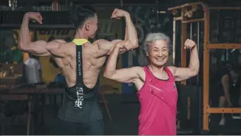  ?? PROVIDED TO CHINA DAILY ?? Chen Jifang poses with a fitness coach at a Shanghai gym. After three months of training, Chen lost 28 kilograms and her body-mass index returned to normal.