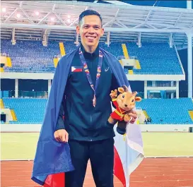  ?? SONNY WAGDOS PHOTO ?? CHERISHED BRONZE. Former University of Mindanao (UM) track star Sonny Wagdos celebrates his bronze medal finish in the 31st Southeast Asian (SEA) Games men’s 1,500-meter run competitio­n at the My Dinh National Stadium in Hanoi, Vietnam.