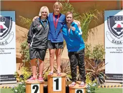  ??  ?? Die 14-jarige Minke Janse van Rensburg (middel) het by die SuidAfrika­anse Sportveren­iging vir intellektu­eel gestremde persone (SASAII) se ope nasionale swemkampio­enskap in Kimberley geskitter deur twee goue medaljes, vier silwer- en twee bronsmedal­jes los te swem. Sy het ook in die 50 m-vryslag haar bestaande junior downsindro­omwêreldre­kord en Ope Afrika-rekord (alle ouderdomme) verbeter. By haar is die 27-jarige Melisa O’Neil (links) en Rentia Oosthuizen (26).