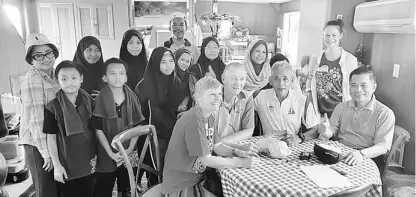  ??  ?? PROGRAM AMAL: Zainal (duduk, dua kanan) bersama tetamu lain dan kakitangan RAY As Sakinah merakam gambar kenangan bersama pemilik kapal Restless M dari Australia ketika menaiki kapal berkenaan ke Pulau Manukan.