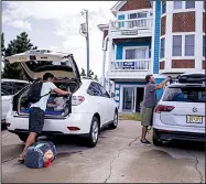  ?? The New York Times/ERIC THAYER ?? People pack up Tuesday in the Outer Banks area of North Carolina ahead of Hurricane Florence.