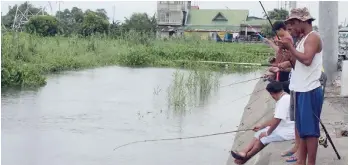  ?? ChrisNavar­ro/SUNNEX ?? RESIDENTS of Guagua, Pampanga take advantage of the flood to catch fish that have been taken in by floodwater­s from fishpens in the area.