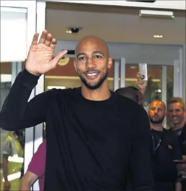  ??  ?? MARCHA. Steven Nzonzi, a su llegada al aeropuerto de Roma.