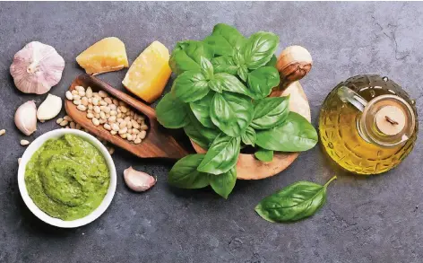  ?? FOTO: THINKSTOCK ?? Das klassische „Pesto alla genovese“besteht aus nur sechs Zutaten: Olivenöl, Pinienkern­en, Basilikum, Parmesan, Knoblauch und Salz.