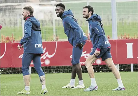  ?? FOTO: JUAN ECHEVERRÍA ?? En buena sintonía Lekue, junto a Muniain e Iñaki Williams en el entrenamie­nto de ayer después de comparecer ante los medios