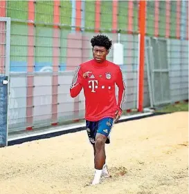  ??  ?? David Alaba trainiert für sein Comeback auf einem Unterwasse­r- Rad. Und auch im Sand gibt es intensive Einheiten.