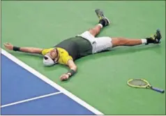  ??  ?? EXHAUSTO. Berrettini se tiró para celebrar su triunfo ante Monfils.