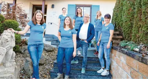  ?? Foto: Sabine Roth ?? Jürgen Dreher freut sich mit seinem Team über das 40‰jährige Bestehen seiner Landpraxis in Eurasburg.