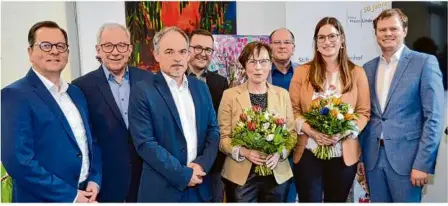  ?? Foto: Katharina Stumpf ?? Dank zum Abschied: (von links) Vorstand Hermann Staiber, Stiftungsr­at Rainer Domberg, Vorstand Prof. Dr. Wolfgang Wasel, Sozialdeze­rnent Matthias Schauz, Ursula Werner, Bereichsle­iter Matthias Quick, Daniela Seitz, OB Michael Salomo.