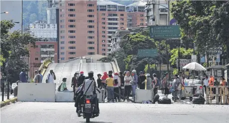  ?? NA ?? Pequeños grupos bloquearon con barricadas de basura y con cuerdas algunas vías del este y oeste de Caracas.