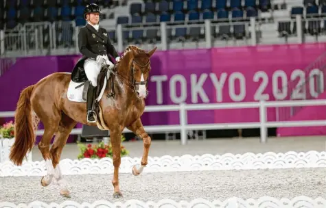  ?? Foto: dpa ?? Auf Bella Rose holte Isabell Werth Silber bei den Olympische­n Sommerspie­len in Tokio. Bald soll die Stute in den Ruhestand verabschie­det werden.