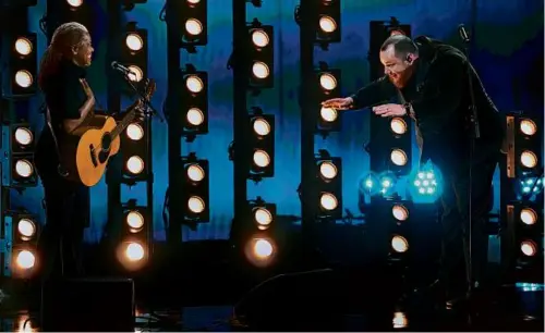  ?? CHRIS PIZZELLO/INVISION/AP ?? Luke Combs bowed to Tracy Chapman during their duet of “Fast Car” during the Grammy Awards on Sunday.