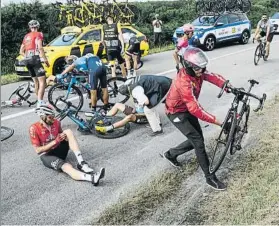  ?? FOTO: AP ?? Más caídas en el Tour. El peor parado, el francés Axel Donont que tuvo que retirarse