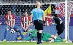  ??  ?? LA TERCERA. De nuevo ante Volland se lanza como un gato.