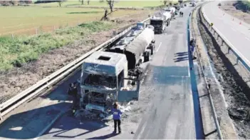  ??  ?? Ataque incendiari­o a camiones ocurrido ayer en la Ruta 5 Sur, Ercilla.