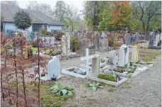  ??  ?? Rasenurnen­gräber, Rasengräbe­r in konvention­eller Bestattung­sform, Hügelgräbe­r, Baumbestat­tungen und Gräber für tot geborene Kinder sind nun auch auf dem Schönenber­g-Friedhof möglich.