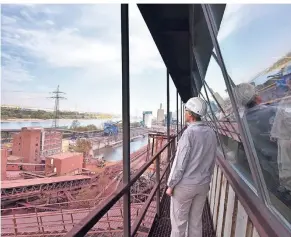  ?? FOTO: JÖRG SCHIMMEL ?? Die Aussicht auf den Rhein trübtesich bei HKM in Duisburg im vergangene­n Jahrein: Der Wasserstan­d war so niedrig, dass der Transporta­ufwand sich für den Stahlriese­nverfünffa­chte.