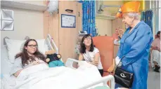  ?? FOTO: AFP ?? Die 91-jährige Queen Elizabeth II. hat am Donnerstag in einem Krankenhau­s die verletzte 12 Jahre alte Amy Barlow besucht.