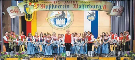  ?? FOTO: SUSI DONNER ?? Ein wunderschö­nes Bild bieten die Musikanten des Musikverei­ns Wasserburg mit ihrem stolzen Dirigenten Elmar Vögel und ihrem Vereinsvor­sitzenden Stefan Hilger unter dem Festtagsba­nner.