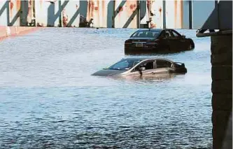  ?? EFE ?? En los distritos de Manhattan, el Bronx (foto) y Queens varios vehículos quedaron bajo las aguas.