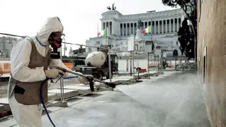  ??  ?? Piazza Venezia
L’esercito esegue sanificazi­oni sui marciapied­i