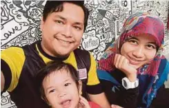  ??  ?? SARAH bersama suami dan anaknya ketika menemaniny­a menyiapkan doodle di dinding sekolah.