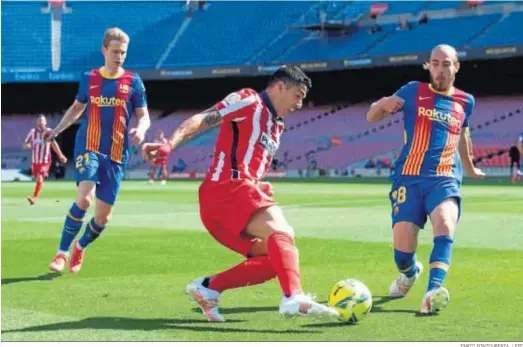  ?? ENRIC FONTCUBERT­A / EFE ?? Luis Suárez, que volvía al Camp Nou, intenta recortar en el área del Barcelona ante Minguera en presencia de De Jong .