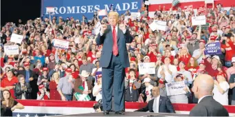  ??  ?? El presidente Donald Trump ayer, a su llegada a un mitin electoral en Cape Girardeau, Missouri.