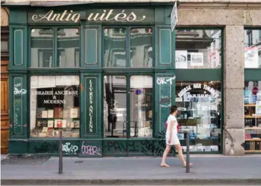  ??  ?? Avec le départ des antiquaire­s historique­s, les boutiques font progressiv­ement place à de nouveaux commerces.