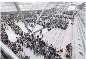  ?? FOTO: DAVID YOUNG/DPA ?? Auch am Wochenbegi­nn gab es lange Warteschla­ngen im Düsseldorf­er Flughafen.