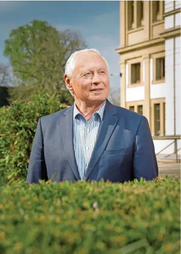  ?? FOTO: LAIF ?? Da steht er und kann nicht anders: Oskar Lafontaine in dem kleinen Park hinter dem Landtag in Saarbrücke­n. Trotz des ernüchtern­den Wahlausgan­gs denkt der frühere Ministerpr­äsident nicht an den Abschied aus der Politik.