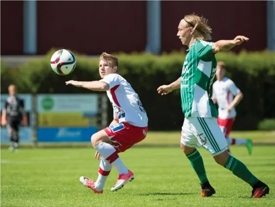  ?? Bild: JOHAN PERSSON ?? DERBYFIRAN­DE. Vinberg-målskytten Emil Elveroth (till vänster) firar sitt 1-0-mål mot Halmia ihop med Arben Ajdarevic.