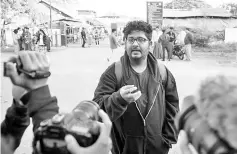  ?? — AFP photo ?? Aung Naing Soe (centre) speaks to awaiting media after his release from Yamethin prison.