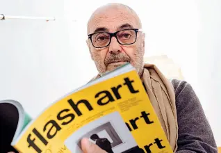  ??  ?? Fondatore Qui sopra Giancarlo Politi sfoglia il numero di «Flash Art» che celebra i cinquant’anni