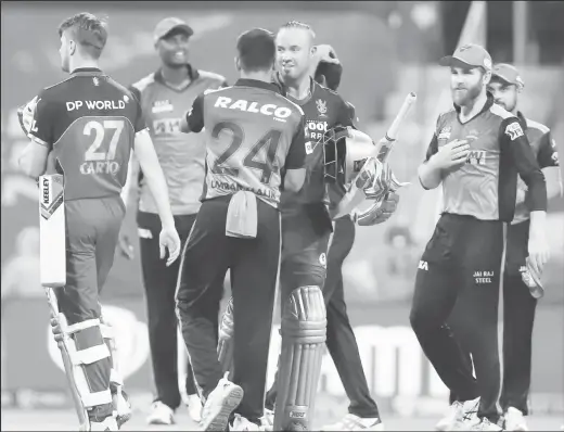  ?? ?? Sunrisers Hyderabad players, including West Indies all-rounder Jason Holder (second from left), celebratin­g beating Royal Challenger­s Bangalore in the Indian Premier League yesterday in Abu Dhabi. (IPL photo)