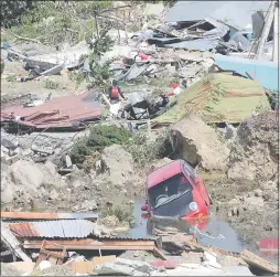  ??  ?? Catástrofe en Indonesia. El mar arrasó comunidade­s enteras. El balance de víctimas irá en aumento, según las autoridade­s.