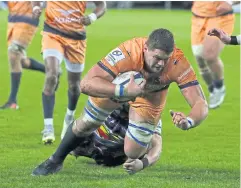  ?? AFP ?? France’s Paul Willemse scores a try for Montpellie­r last week.