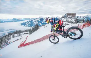  ?? FOTO: PHILIP PLATZER/REDBULLCON­TENTPOOL ?? Markus Stöckl bezwang als erster die Streif im Winter mit einem Mountainbi­ke.