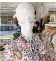  ??  ?? Im Schaufenst­er von „Trends & Lifestyle“tragen auch die Puppen Maske.